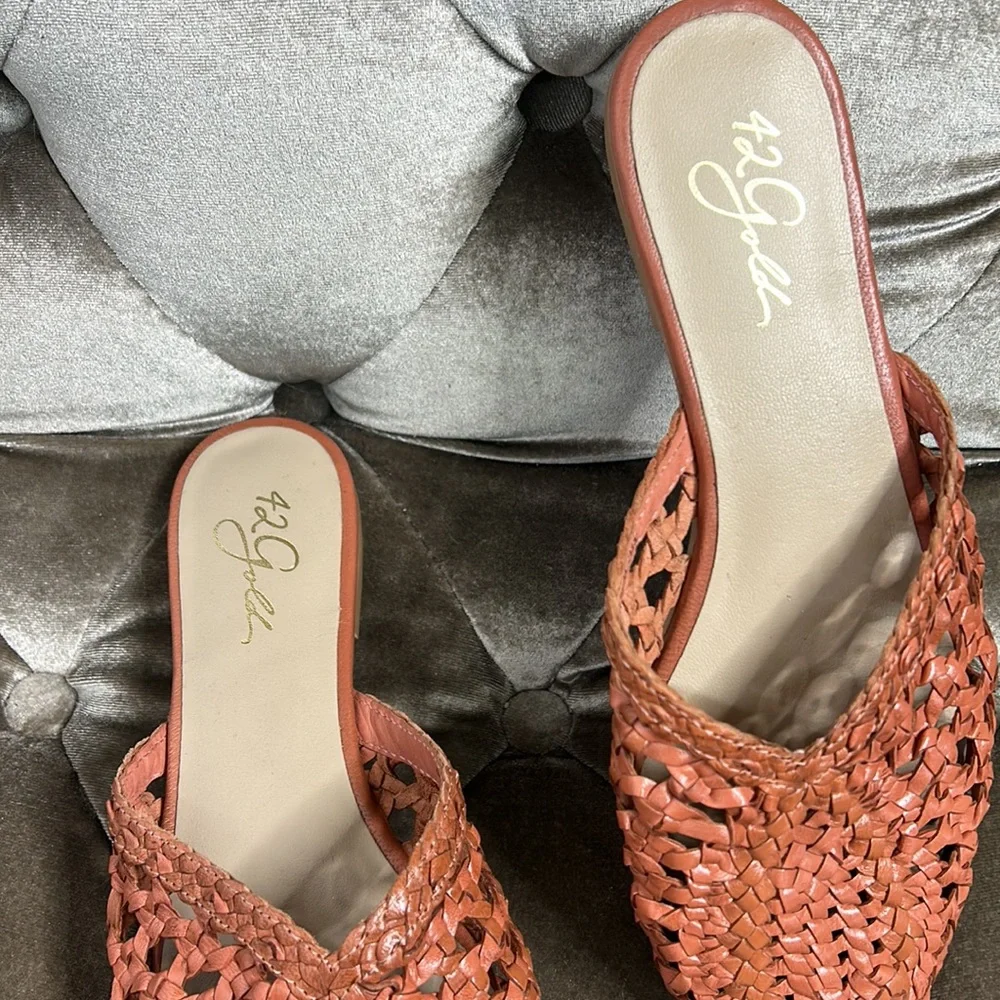 42 Gold Charmed basket weave woven leather mules - Picture 2 of 7
